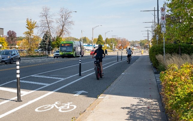 Exemple d'aménagement d'un corridor vivacité (boulevard Sainte-Anne)