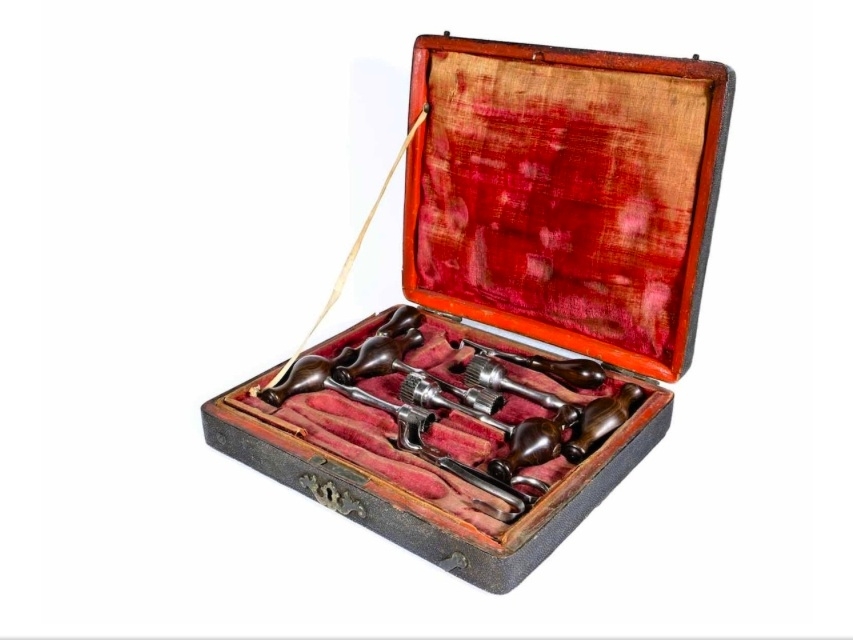Trousse de chirurgie militaire